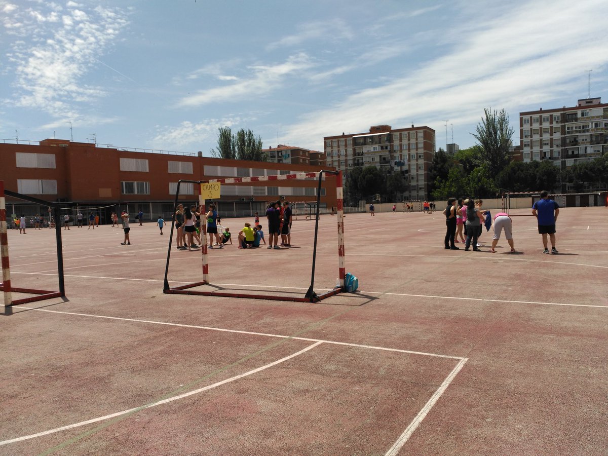 85lasalle's tweet photo. Tres en raya, voley, béisbol y fútbol sin balón! No paramos en las jornadas deportivas ! Aquí participan todos ⚾🏉⚽ https://t.co/fwTX7wKPNT