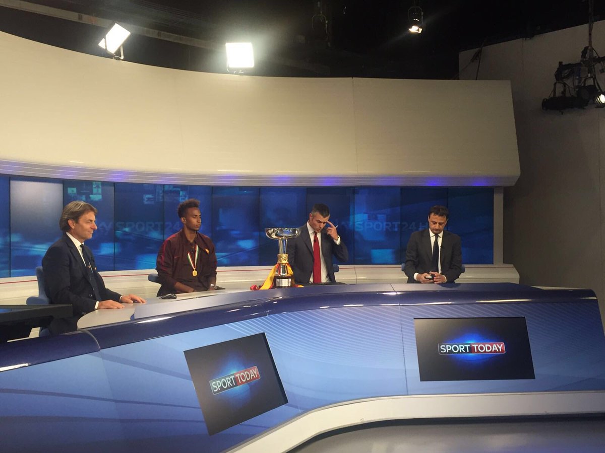 OfficialASRoma's tweet image. Alberto #DeRossi ed Elio #Capradossi in diretta su SkySport 24 con la Coppa Scudetto Primavera #ASRoma 👏✌🏆