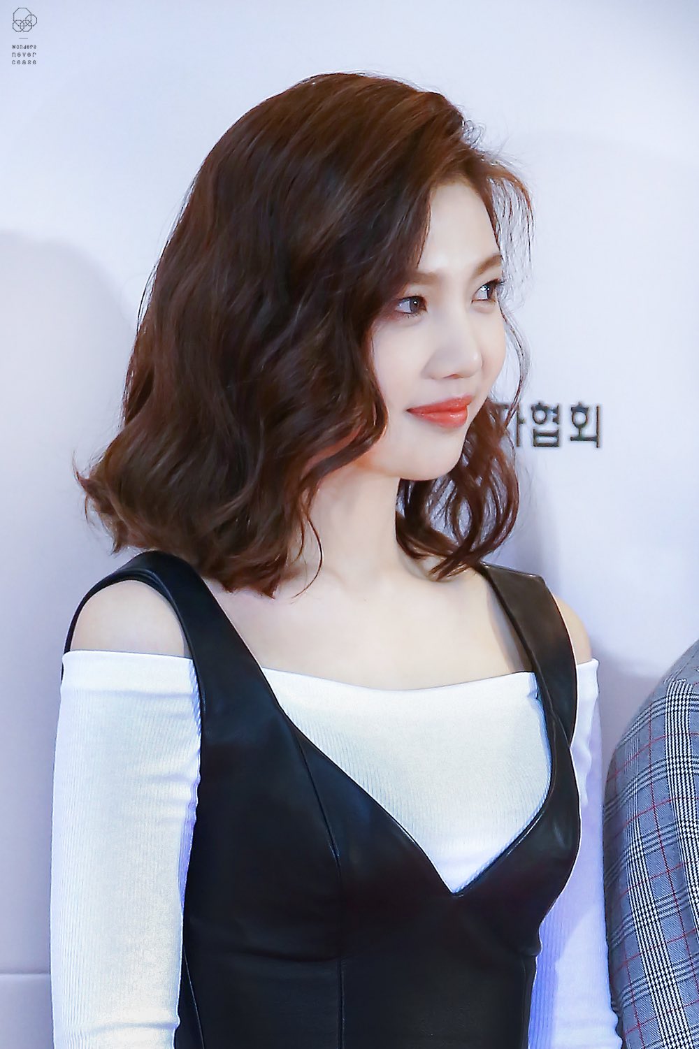 CkM0sjdUoAEp_v-.jpg:large