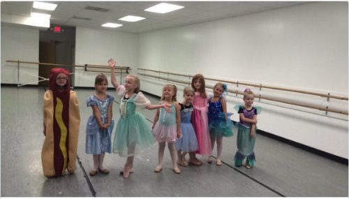 The Little Girl Who Dressed as a HOT DOG on PRINCESS DAY Is Actually Breaking the Internet: cosmopolitan.com/lifestyle/news…