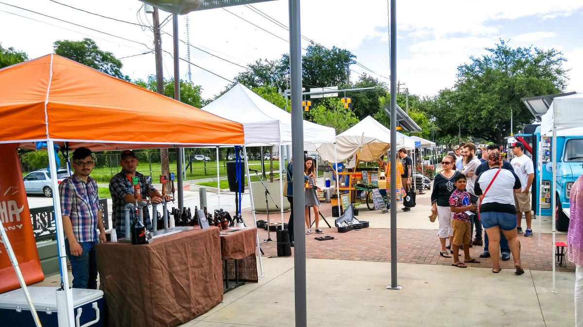 AffinityChoco's tweet image. Beautiful day at the @eestreetmarket. Come try our #craftchocolate, The Kombucha Company, and live music! #Houston