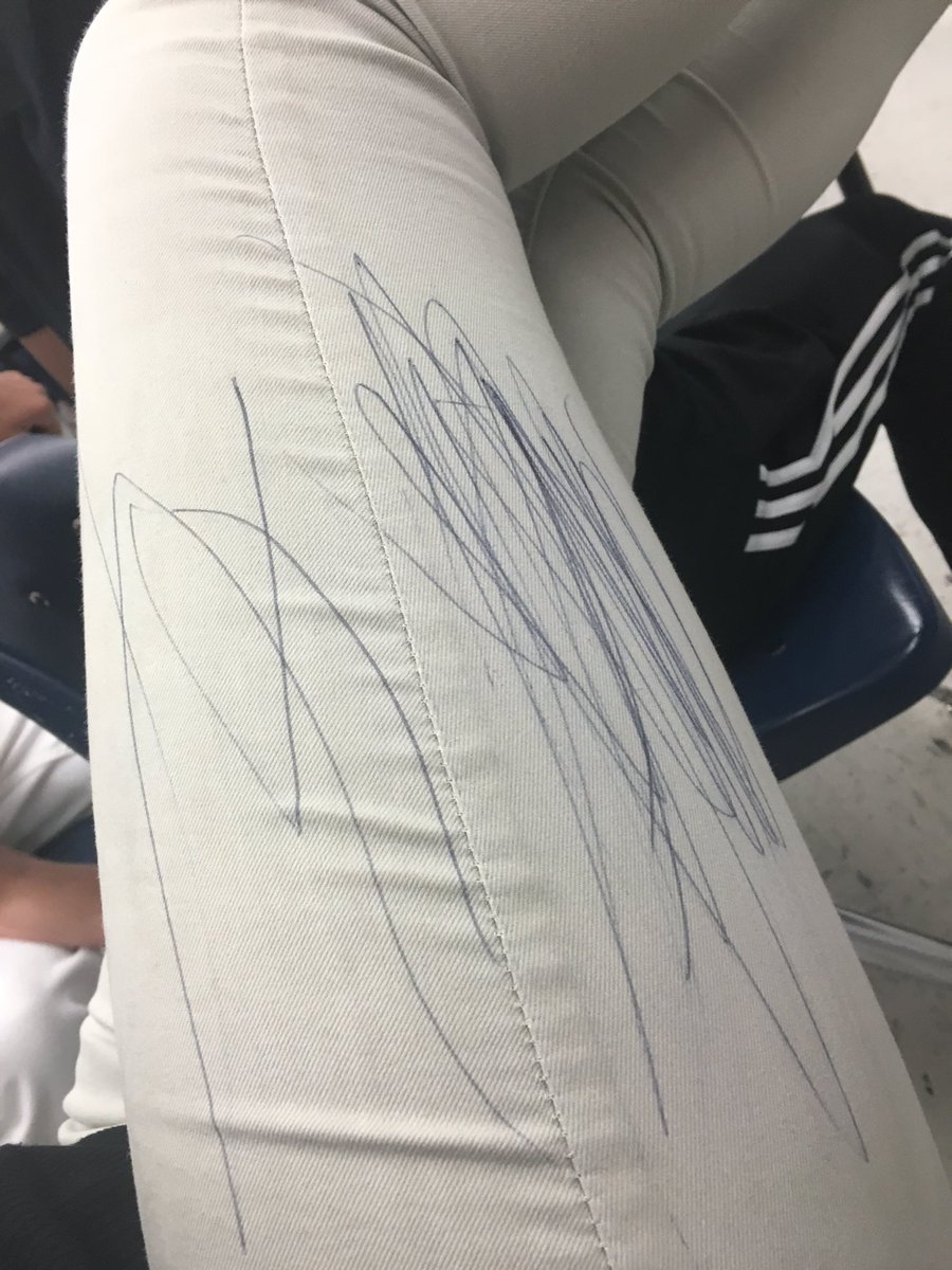 Alextrxm's tweet photo. ça c'est l'genre de vengeance de ton voisin quand tu fais un trait sur son cahier 😂😂 https://t.co/NPkkM3bbDq