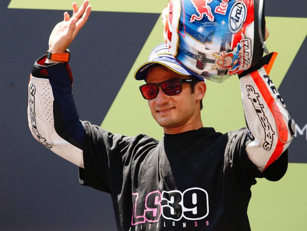 26_DaniPedrosa's tweet photo. Este podium va por ti abuelo y por ti Luis! /I dedicate this podium to my grandfather and Luis!  #alwaysinmymind https://t.co/MZM84NnJeG