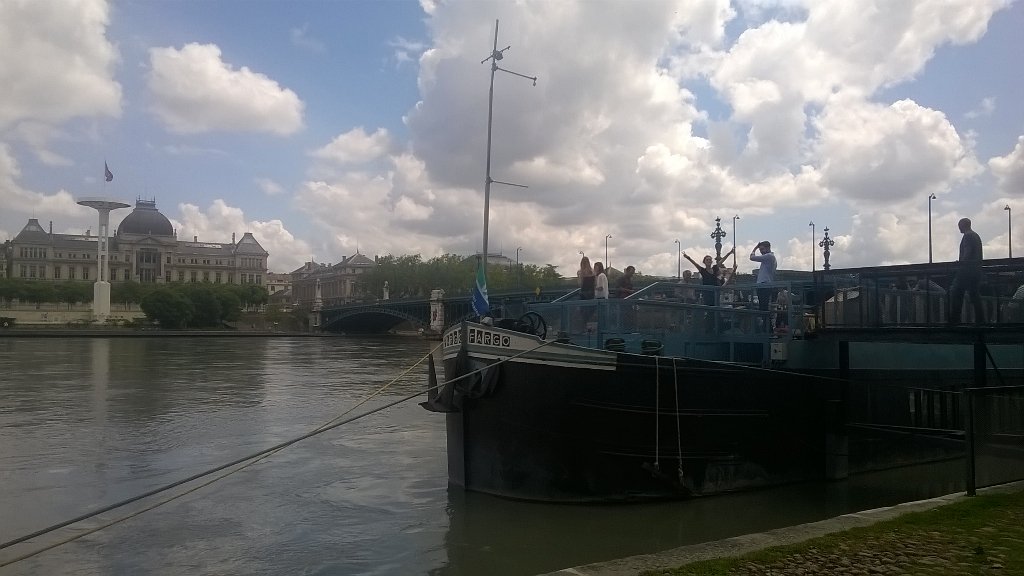 BonPoison's tweet photo. Mousse a Lyon. Brasseurs et vignerons. De la bonne bulle sur le rhone! #bonpoison #lyon #vignerons #biereartisanale https://t.co/6pSnwuDMNc
