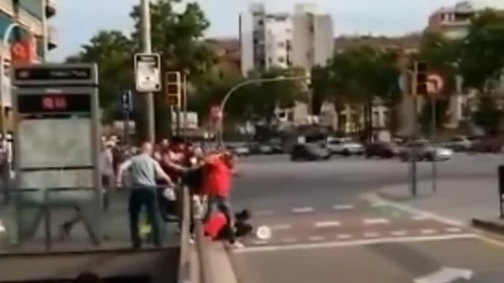 Agreden a dos mujeres en Barcelona por apoyar a la selección española ▶ trib.al/d4wDd2K