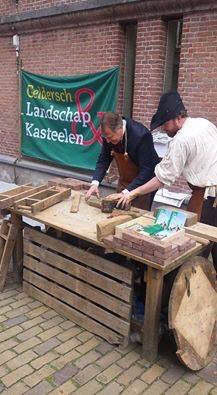 bakstenenmakers van <a href="/kasteelhernen/">Kasteel Hernen</a> zetten wethouder aan het werk bij festival #jeroenbosch <a href="/glk/">GLK&</a>