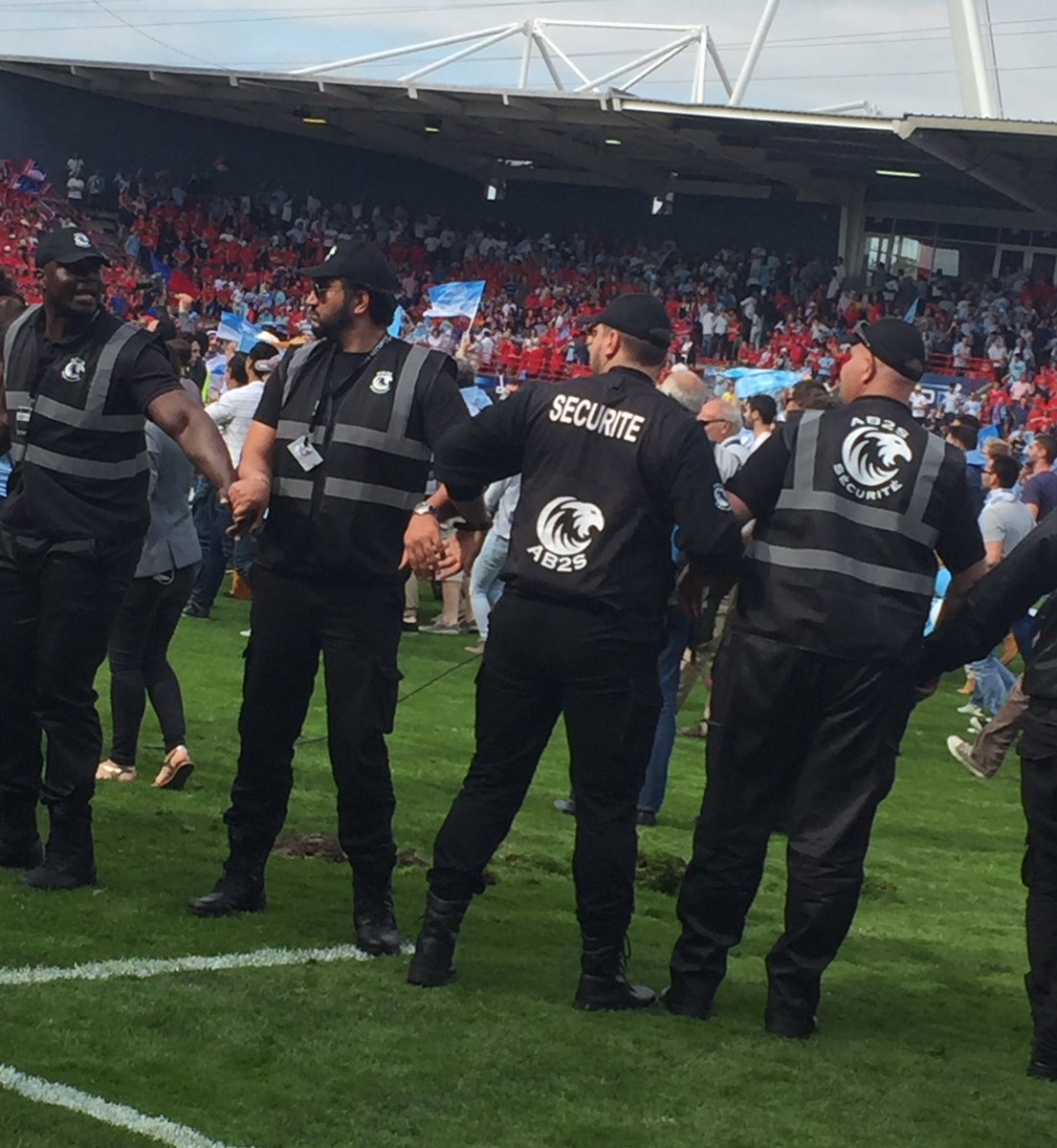IsaIthurburu's tweet photo. Dis donc @CamilleCombal, tu savais que @Cyrilhanouna avait assuré ma sécurité hier à Toulouse? 😂 #FinaleProD2 https://t.co/BpPmld7ZCU
