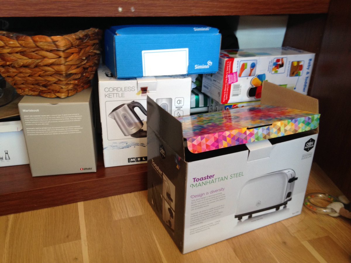 Hrundpals's tweet photo. Geymir kassa utanaf allskonar hlutum ef ég skyldi nú þurfa að nota þá. Hvað heitir syndrome-ið? #boxinabox 🗳🗳😓😓 https://t.co/0ELLkuxZgq