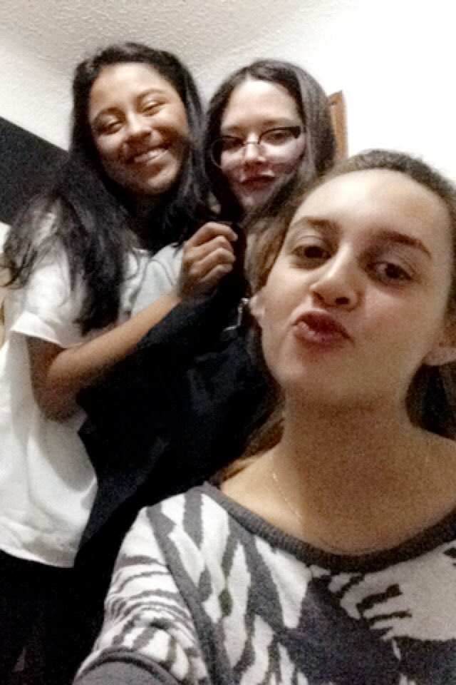 Valelearias's tweet photo. ¡Las que salvaron el día de ayer! Las amo muchooooochooo💖 @SaritaHrT @jul_vasquez https://t.co/CLLXAnzqOb