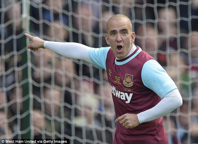 WestHamStats's tweet photo. Who is the better player?

RT Dimitri Payet

LIKE Paolo Di Canio https://t.co/c1pzdQjnGF