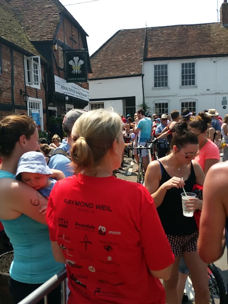 CrondallTri's tweet photo. Crowds at the Plume of Feathers. #CrondallTri https://t.co/CdOzFWb81J