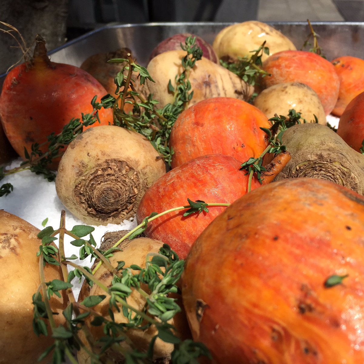 Ijskoude soep van geroosterde bietjes, Holl. garnaaltjes en krokante venkel. <a href="/le_garage/">Restaurant Le Garage</a> wie komt er vanavond proeven