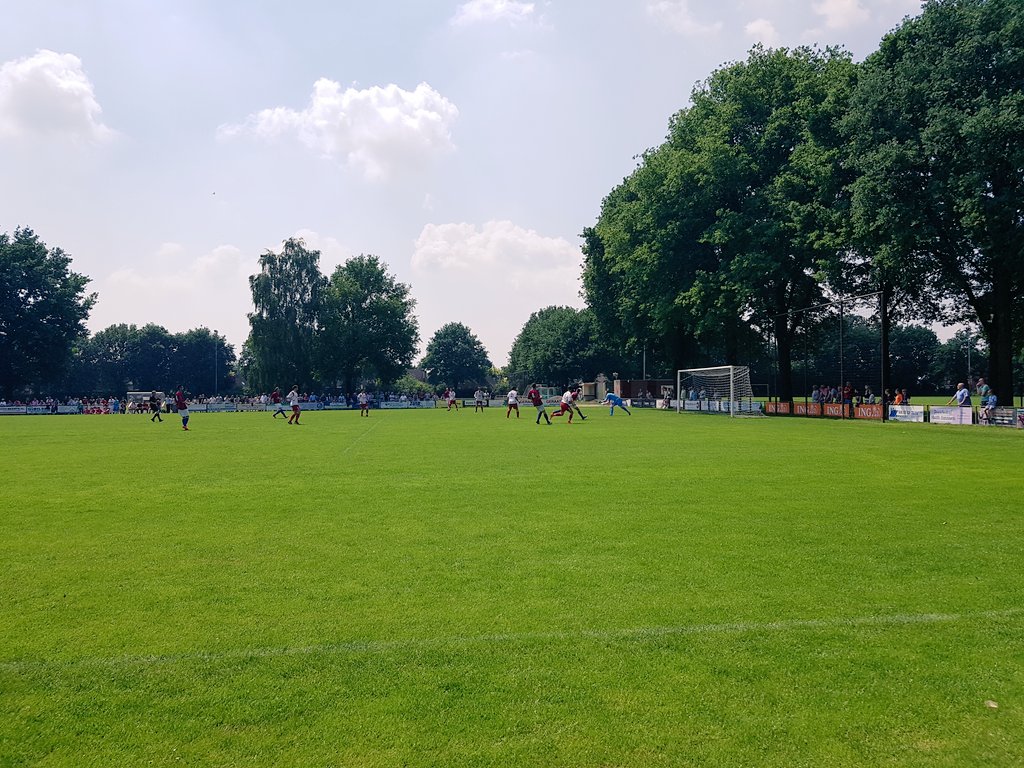 RensRaemakers's tweet photo. Bij @rkvbbaexem voor strijd om ticket derde klasse. Stand #RKVB - #Walram 0-1. Nog een uur om dat om te buigen! ⚽ https://t.co/x5iyvWjIcV