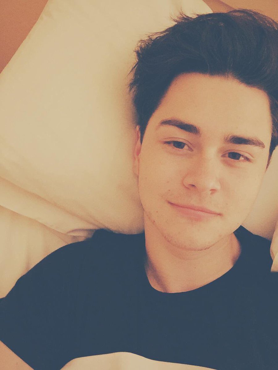_HelloMendes's tweet photo. He is so imperfectly perfect it hurts. 😙😶💖 https://t.co/eelPy6aDtE