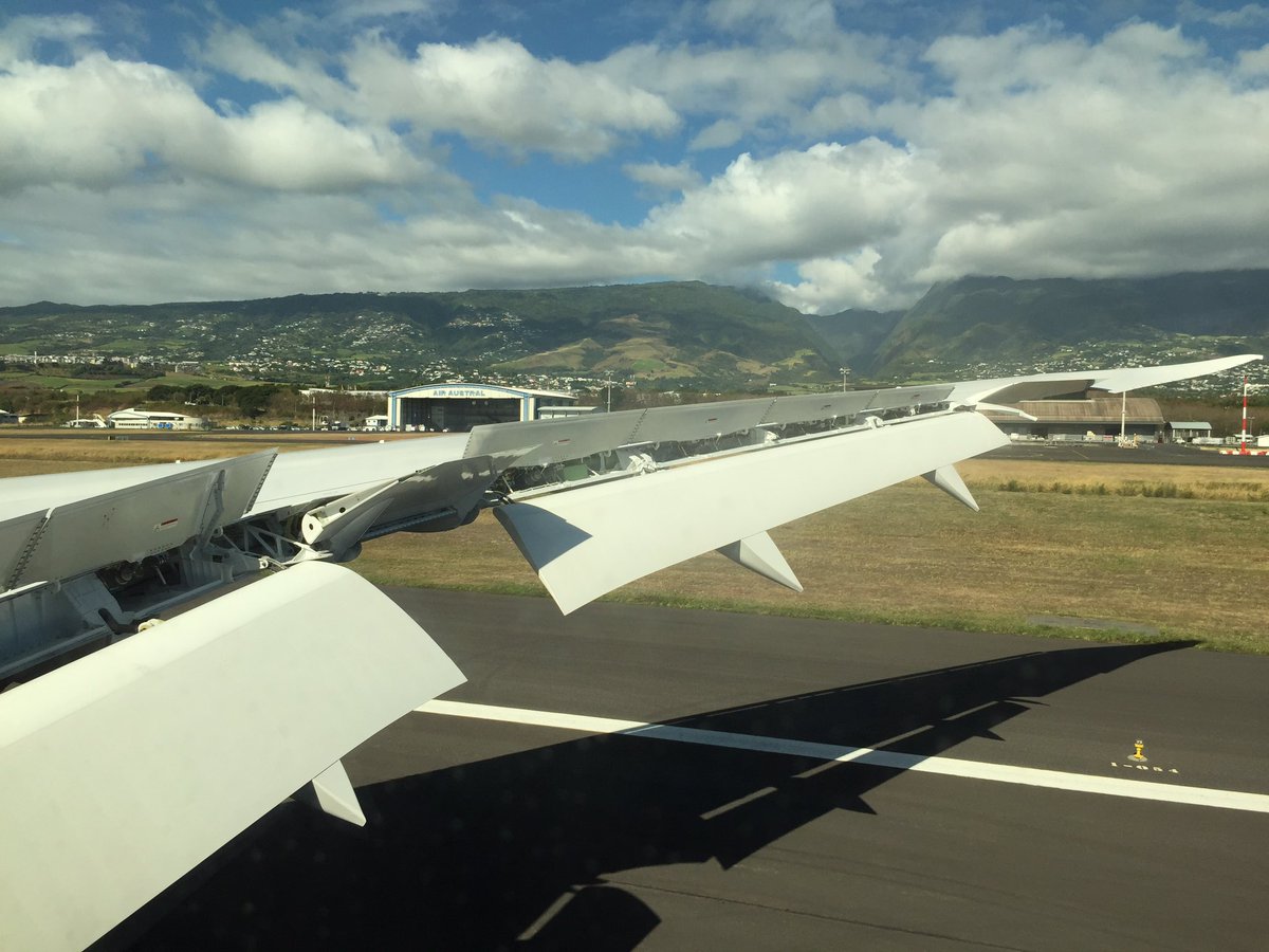 reunionbysat's tweet photo. Landing Rรฉunion Island runway 14 with dreamliner 787-8 Air Austral F-OLRC #folrc #boeing787airaustral #airaustral https://t.co/wnMiMFrwPd