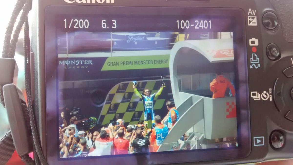 karlaleres's tweet photo. Y esta maravillosa foto dice todo lo k siento. Grande Vale!!!! #montmelo #CatalanGP #VR46 #GoRossiGo #Iostoconvale https://t.co/U6LpU6Be6V