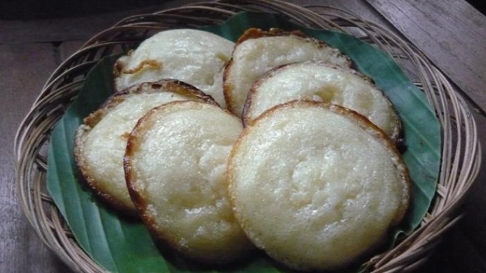 9. Kalau makan kue apem, untuk menandai datangnya bulan puasa lazim dilakukan di Surabaya #TradisiRamadhan