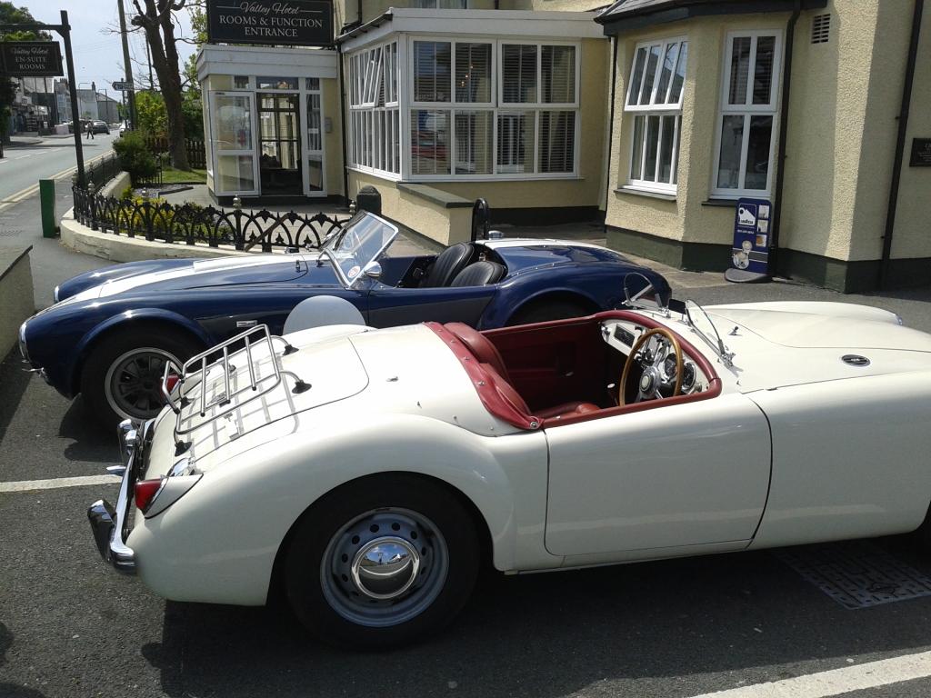 Quick catch-up with @Bluemoonmaniac in his stunning MGA  at #valleyhotel , #Anglesey