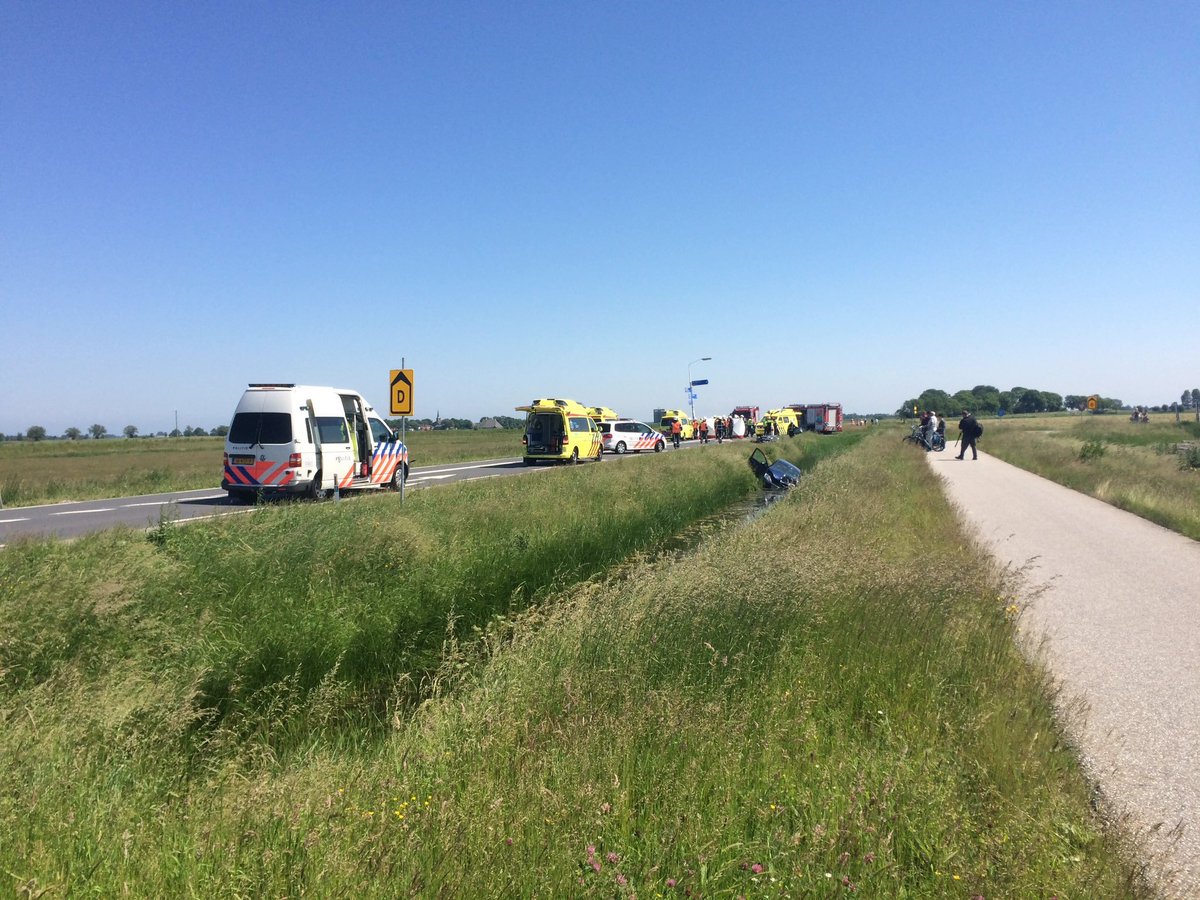 RWSverkeersinfo's tweet photo. De #N384 is bij Winsum in beide richtingen DICHT. Oorzaak is een fors ongeluk (foto: @Kiestra) https://t.co/NpOsW3wXO2