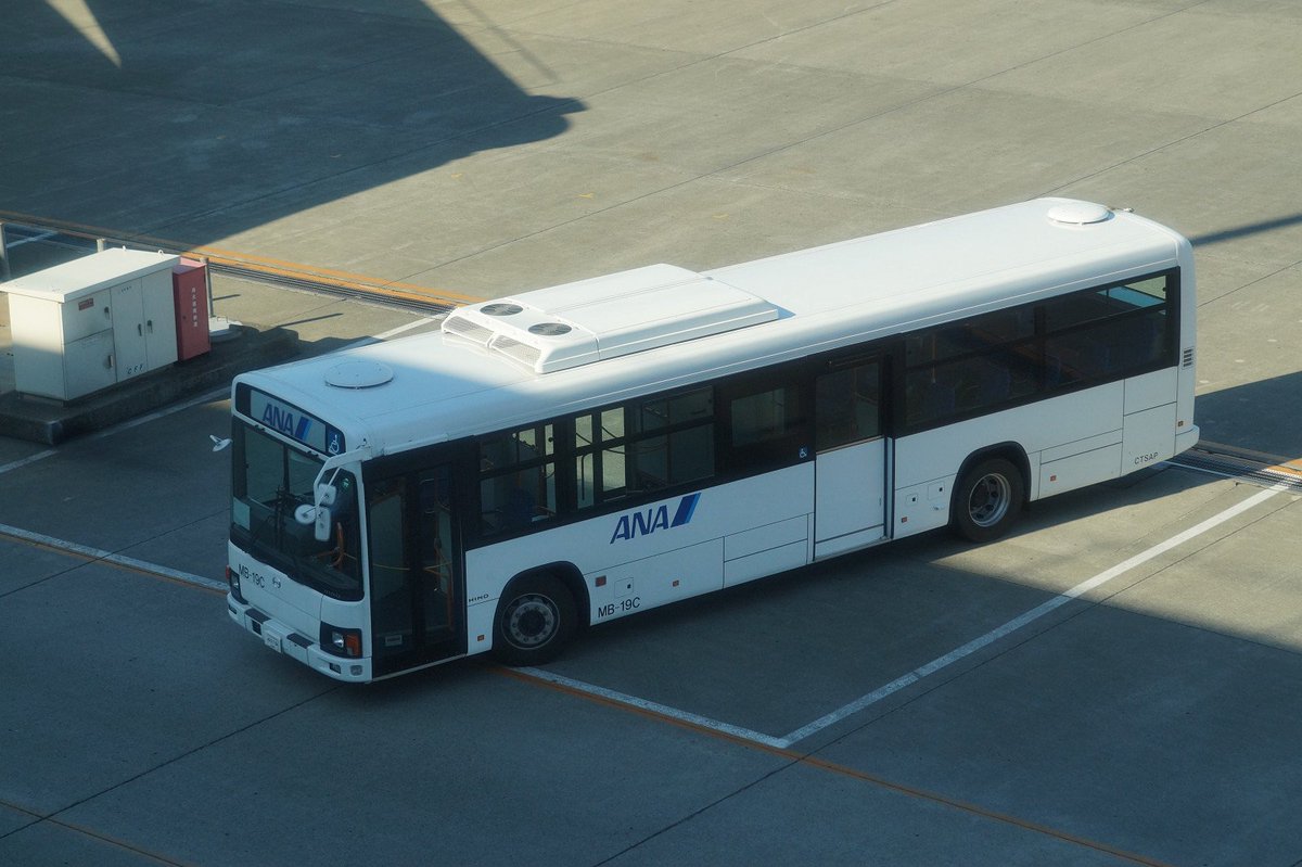 新千歳空港のANAのランプバスです。いすゞキュービックノンステと