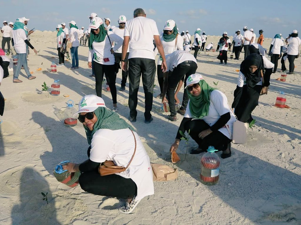 ICO_Maldives's tweet photo. #AAROA Gas indhumuge harakaathugai ICOM in baiveri vehje. 2/2 #WED16 https://t.co/SEAjUCY1X0