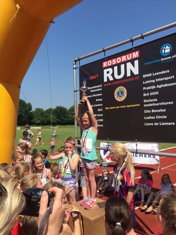 PaulvanOlden's tweet photo. Onze 'hinde' Anne pakt gewoon weer de eerste plek op de 500 mtr. bij de #RosorumRun https://t.co/u6GUrLB6Wn
