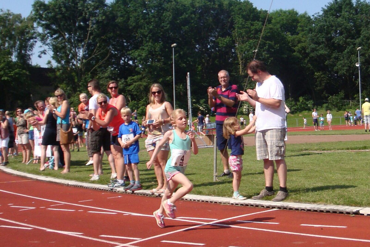 PaulvanOlden's tweet photo. Onze 'hinde' Anne pakt gewoon weer de eerste plek op de 500 mtr. bij de #RosorumRun https://t.co/u6GUrLB6Wn