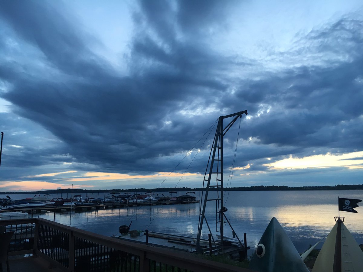 hotgravvy's tweet photo. watched the sun come up &amp; go down at the Lakehouse yesterday 😌 #halfmarathon #17HrShift #beer https://t.co/A5AUKqkVDr
