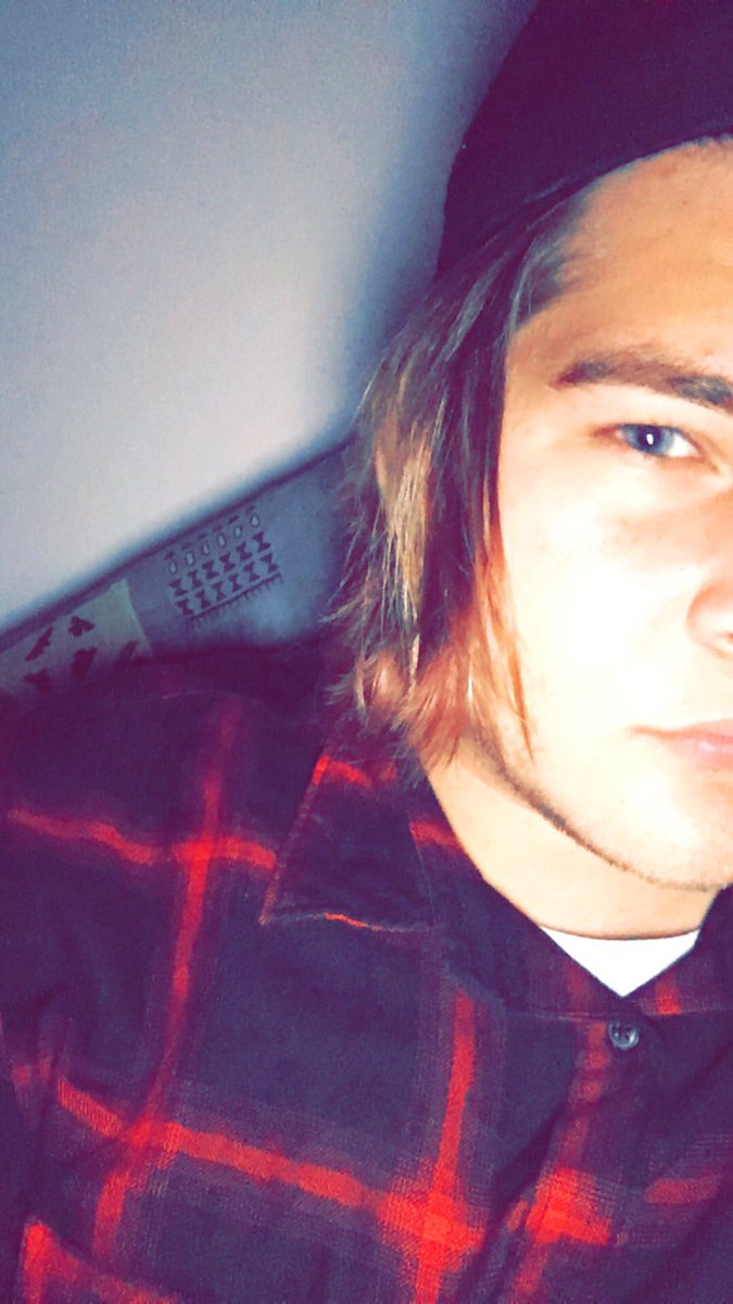AusSquad5SOS's tweet photo. Please save me from my boredom...even though I should be asleep... - TK #SelfiesOfTheWeek #5SOSSexySunday https://t.co/MTzkXUnIr9