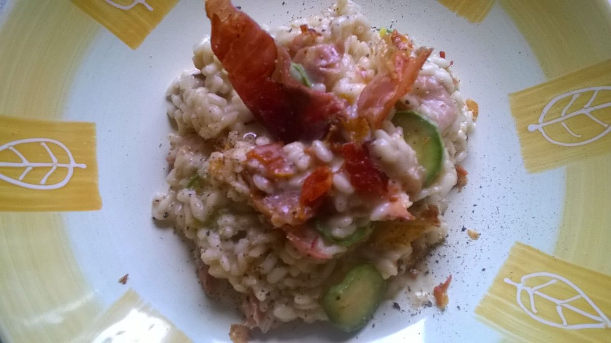 GiattiFederico's tweet photo. Oggi risotto zucchine speck, pomodori secchi e philadelphia. #food #foodie #risotti #foodporn #instafood #gourmet https://t.co/xEPVip99yh