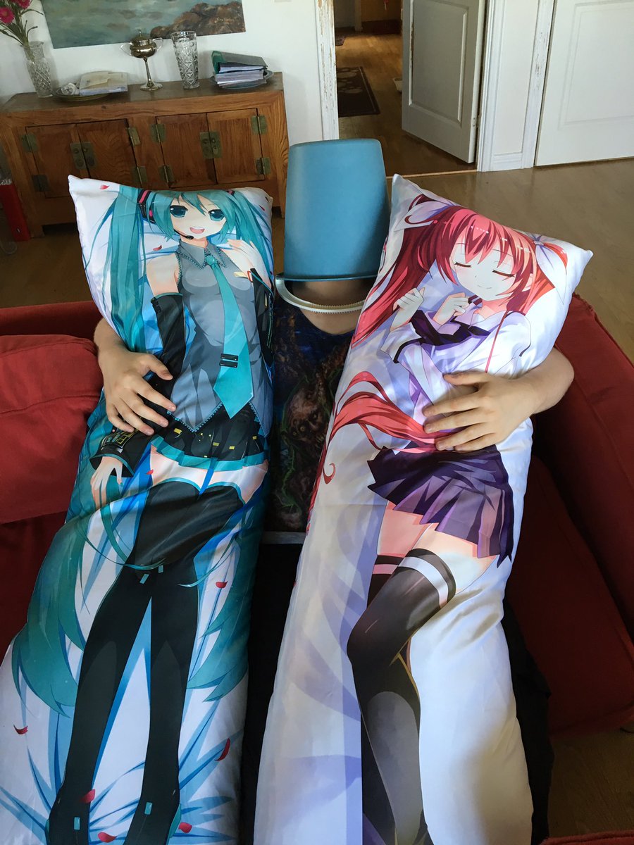 anomalyxd's tweet image. Chillin' with my bitches