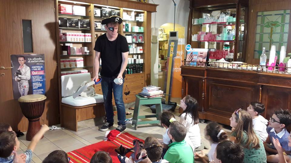 Ieri inaugurazione del 5° #bibliopoint in una #farmacia
#librimedicinedell'anima
Foto inaugurazione con #luigidalcin