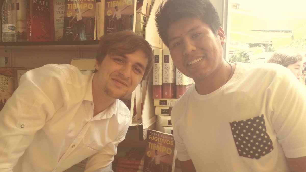 indesi's tweet photo. @DalasReview olvide decirte que tu libro se va a Perú.
Fue un gusto conocerte Dalas !! https://t.co/KVqzhwCG2O