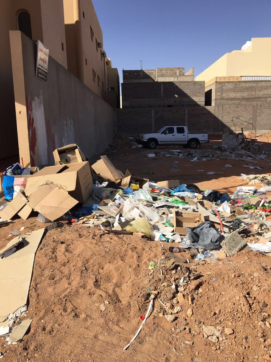 srn2005's tweet photo. بلدية الجنوب في سبات عميق ..نقرة حائل بحي العروبه بعد قصر الضيافه له اكثر من اسبوعين على هذه الوضعيه https://t.co/kdJSL2aY1B