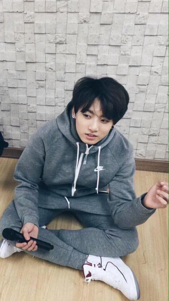 ジュン V Twitter ジョングクがあぐらかいてゲームしてるから その膝の上に乗っかって向かい合ってハグする体勢で お菓子食べながら携帯触ってたい ジョングクの肩にアゴ乗せてもぐもぐしてたら ちょっと アゴ痛い って文句言いながらこらしめる様に首噛まれる