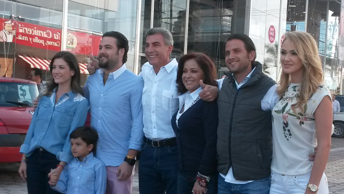 Patricia1mdz's tweet photo. Llega el candidato del PAN a votar a la casilla básica 2646 @e_consulta @periodistasoy https://t.co/QfMIZcBG00