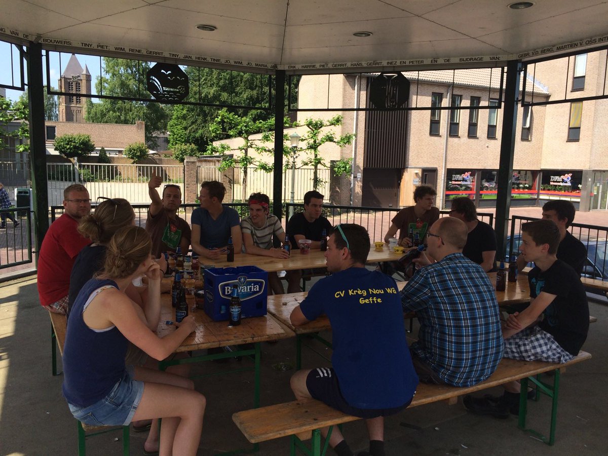 ExplorersGeffen's tweet photo. Evaluatie van een zéér geslaagd groepsweekend! Natuurlijk in stijl in de kiosk op het dorpsplein van #Geffen 😉 https://t.co/RNgChwXQk5