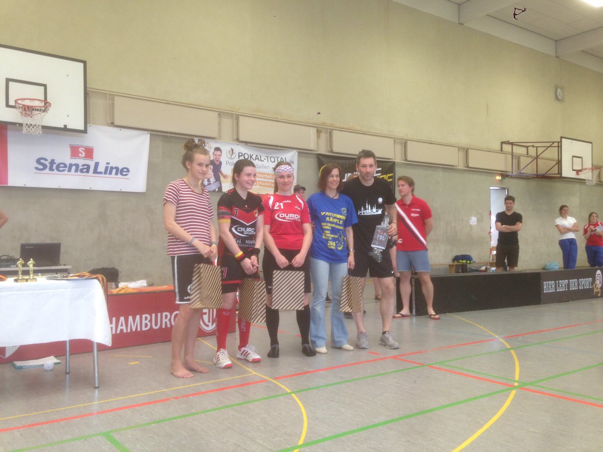 Floorball_DM's tweet photo. #FloorballDM die Spieler und der Trainer der Damen DM https://t.co/A635dzrNjx