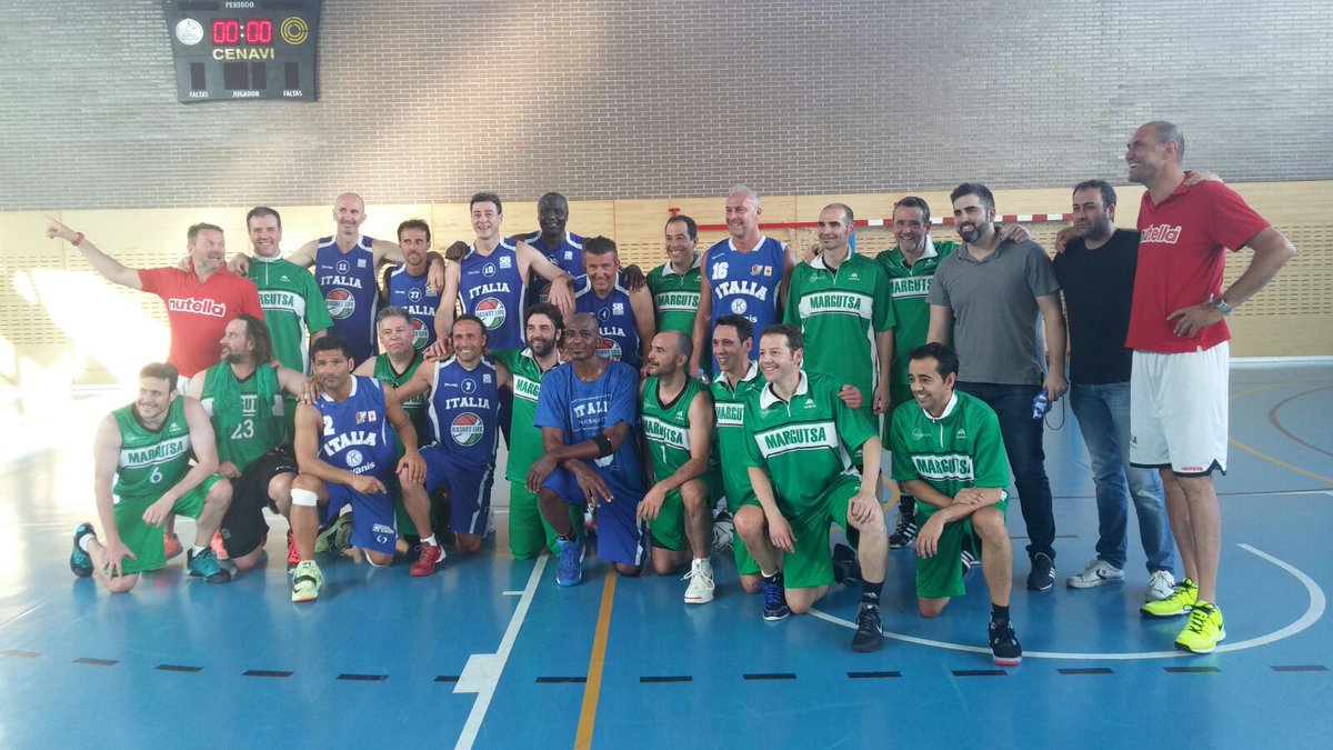 Ahí estamos con los italianos Campeones del mundo de más de cuarenta una pasada jugar contra ellos es otra nivel