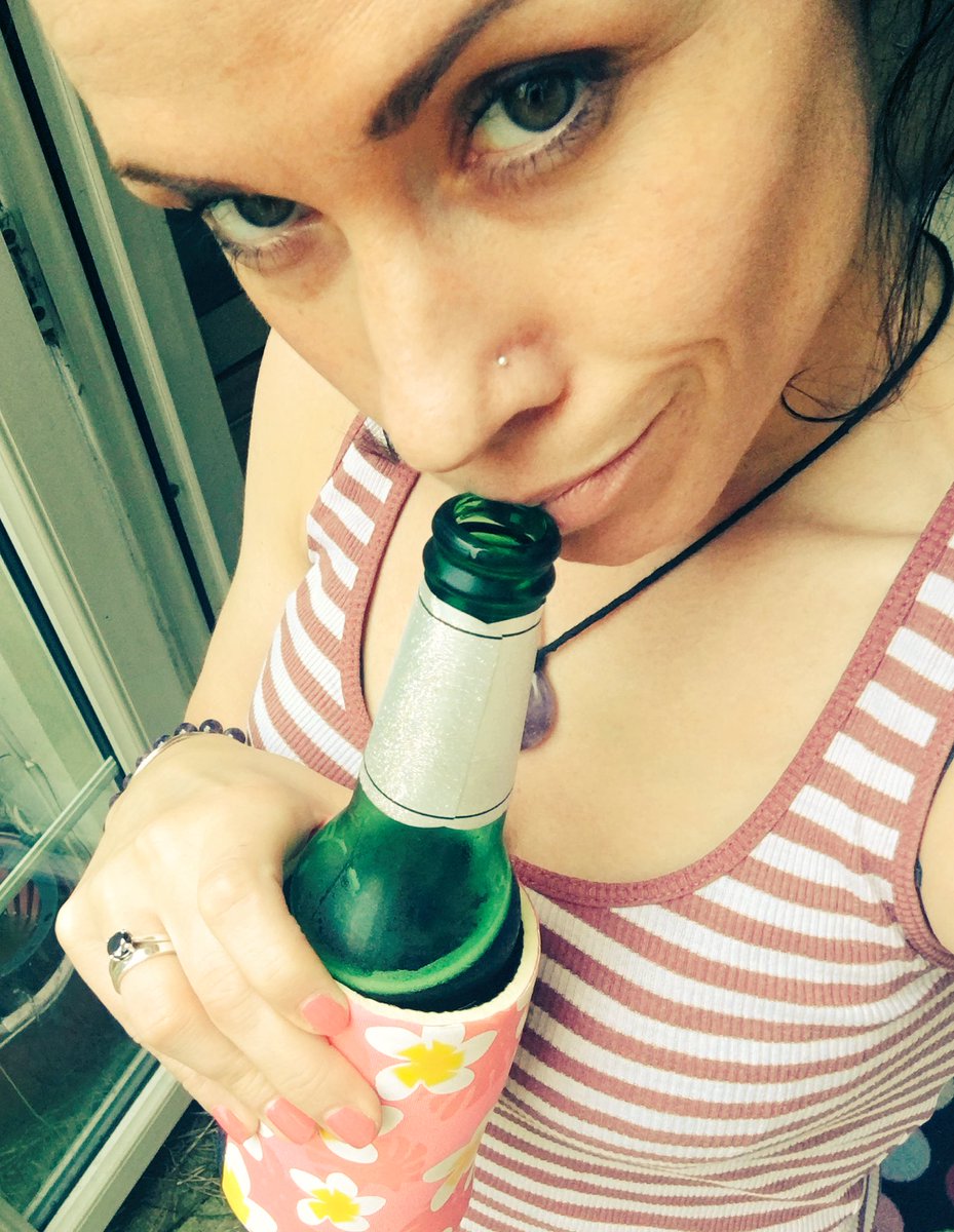 Vixtionary's tweet photo. #beerinthegarden #issummerfinallyhere πβ€οΈππ» https://t.co/E92VXzt5rI