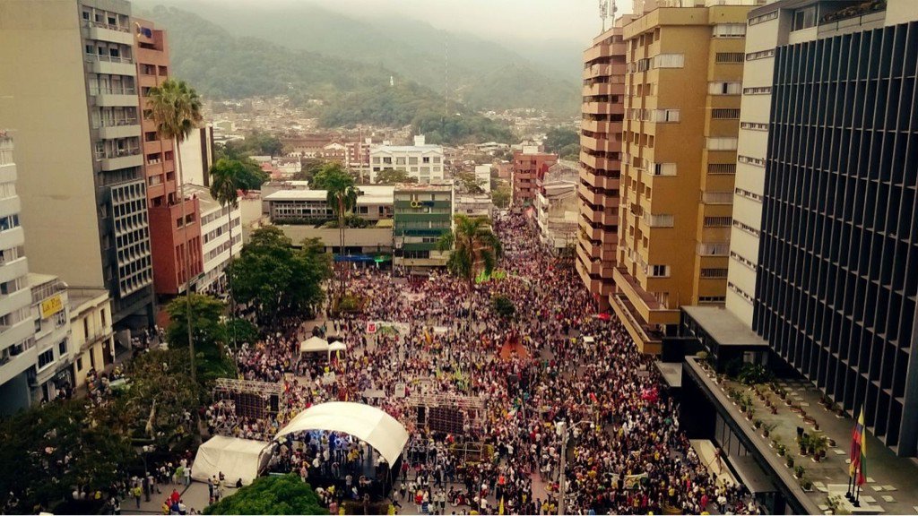 #DiaMundialDelMedioAmbiente

Pueblo d Tolima
nos enseña el camino
para frenar megaminería

#MarchaCarnavalPorElAgua