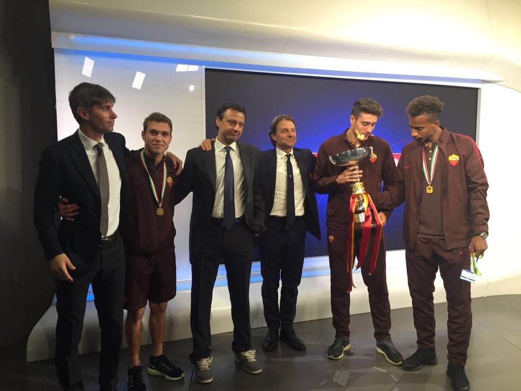 LGIcalcio's tweet image. Uno scudetto passa anche per l'educazione e i modi già da campioni. Complimenti a @OfficialASRoma per come li cresce