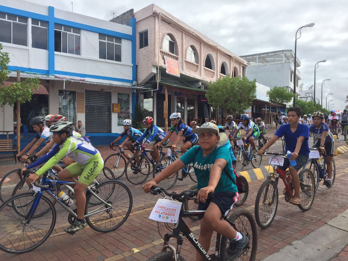 parquegalapagos's tweet photo. 80 jóvenes y adultos de Galápagos se unen la caravana ciclística en #DiaMundialDelMedioAmbiente #SiempreVerde https://t.co/onh0i1bYLk