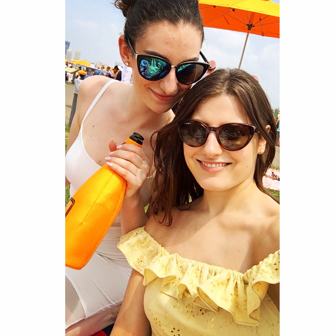 KIMMLEVIN's tweet photo. This is how we #polo @CourtneyACurtis 🍾🍾🏇🏇 #VCPoloClassic #clicquotstyle #polostyle #hellosummer #girls #kimlevin https://t.co/TWo7fVsilF