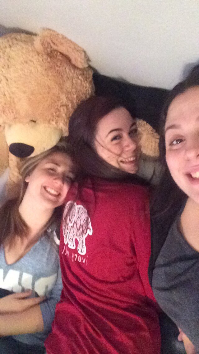 Alisa_Dainotto's tweet photo. Happy birthday @Applejacss ❤️❤️ love you #pukegirl 🍷🍻🍹🍺🍸🍾 https://t.co/15GVawgiRl