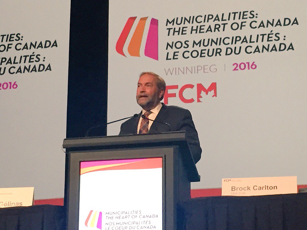 Le chef du NPD <a href="/ThomasMulcair/">Tom Mulcair</a> s'adresse aux élus. #rcmb