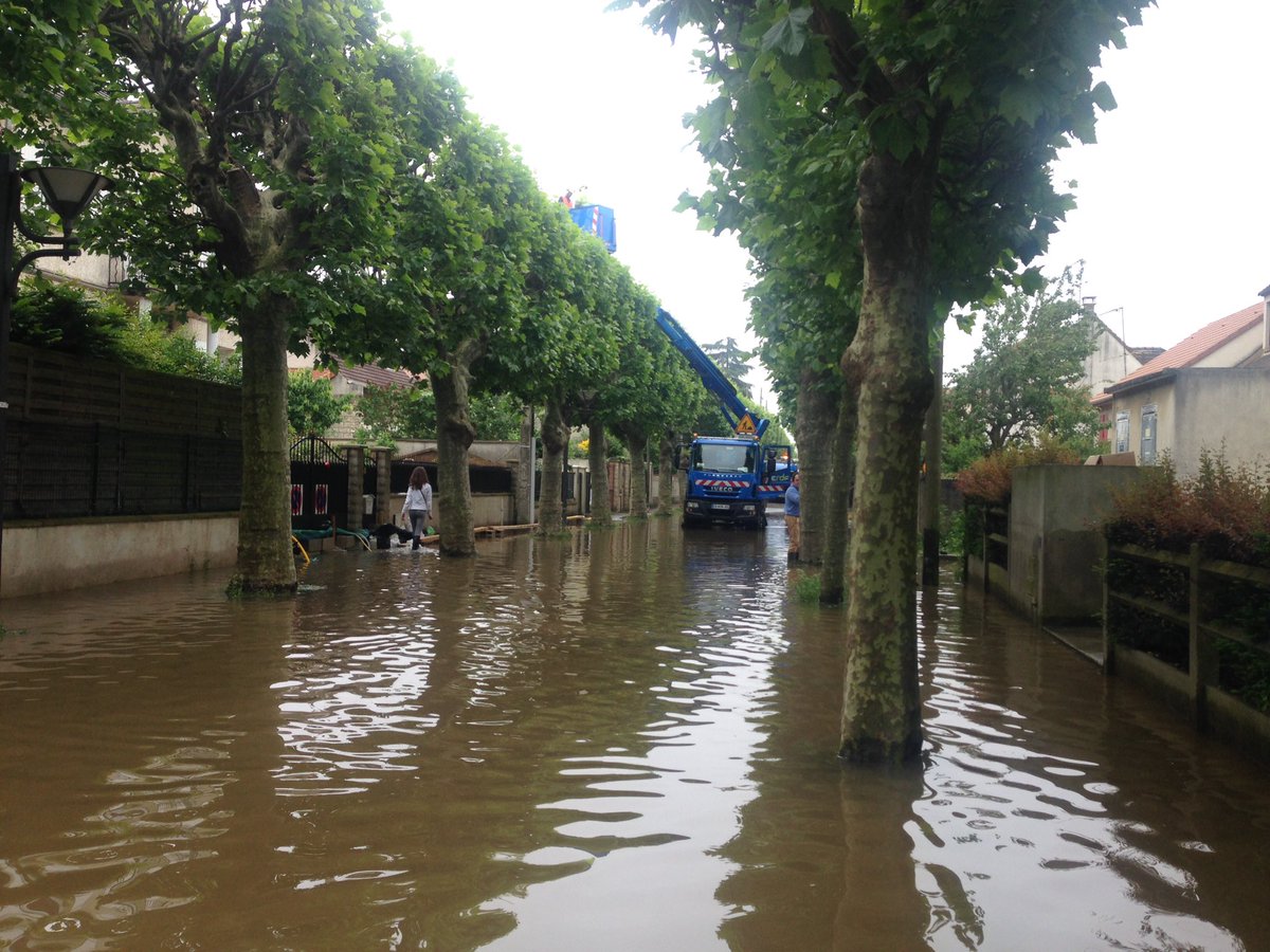 dfaouzy's tweet photo. #murdelahonte #Sartrouville #Montesson #Seine #Crue @BFMTV  @TF1 @France2tv https://t.co/LhWRPgJvRs