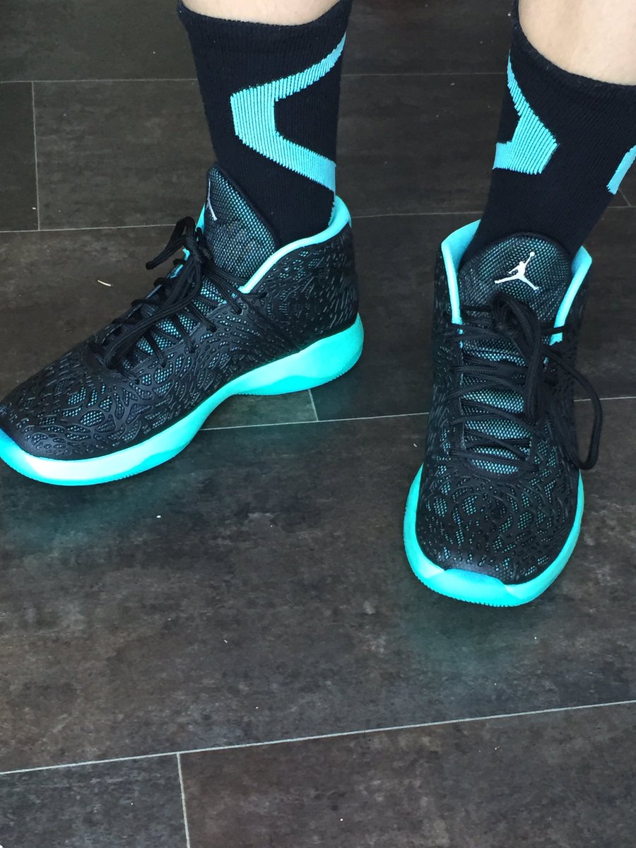 smalldod's tweet photo. Feet grown a size bigger can mean only 1 thing... #Jordanultrafly. @SLColliers @reachbasketball https://t.co/r2oFXX2ebK