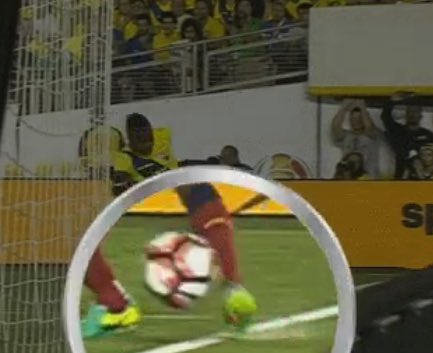 fmolestinae's tweet image. Cuando impacta el balón y cuando el balón está en el aire. Ya lo demás es necedad .