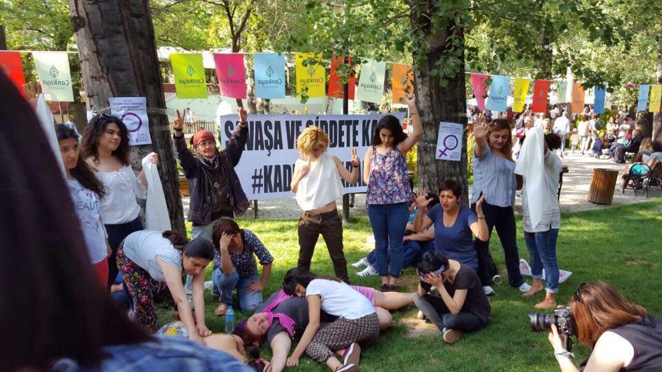 Ankara Kuğulu Parkta şavaşa ve şiddete karşı #Kadınlar1arada. Yaşasın Kadın Dayanışması!